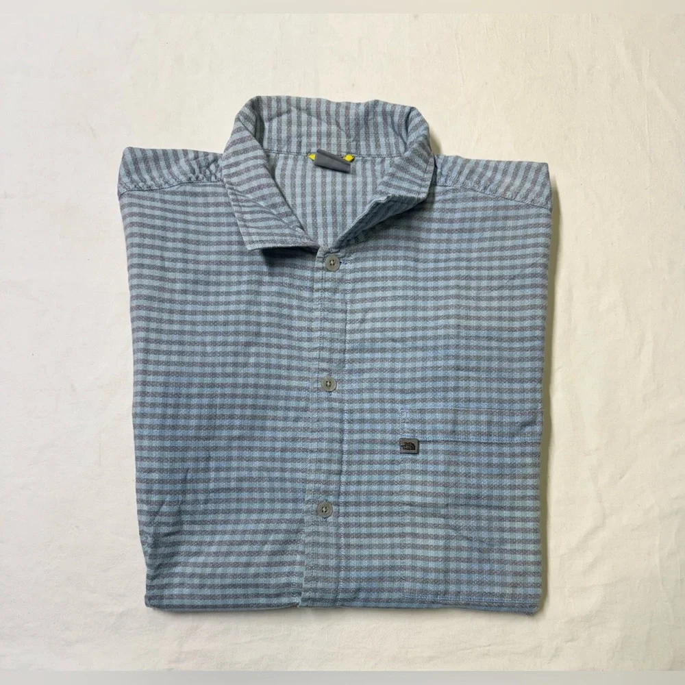 The north face A5 Mens plaid button down shirt not size tag is big like XL